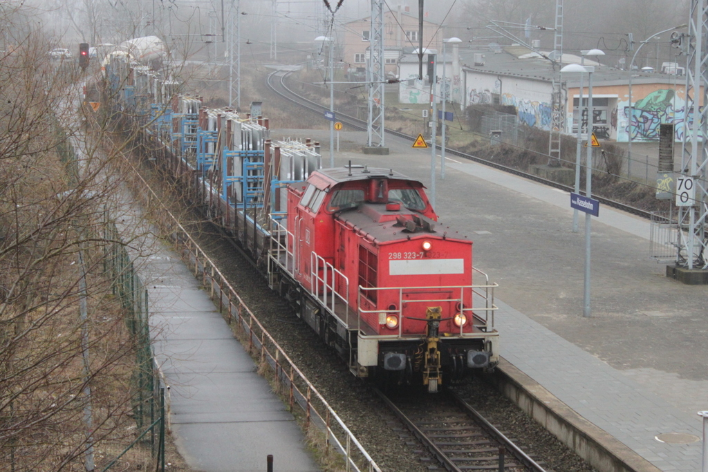 298 323-7 mit EK 53002 von Neubrandenburg Gbf nach Rostock Seehafen bei der Durchfahrt im Haltepunkt Rostock-Kassebohm.17.02.2017