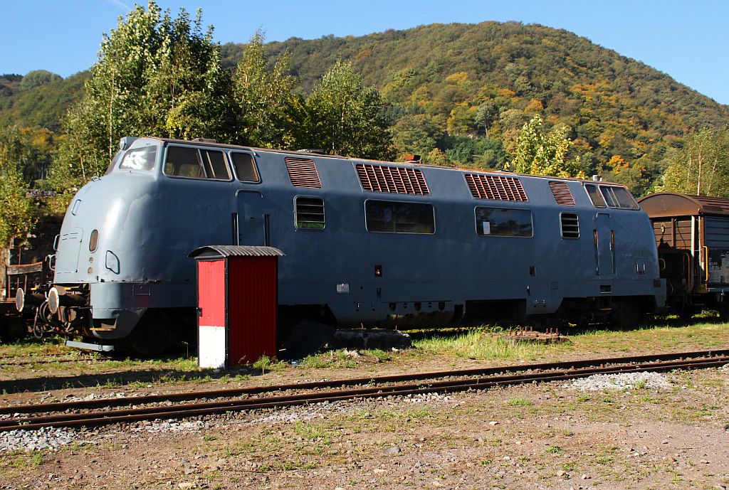 2.Bild: Ein leider nicht ganz hindernisfreier Blick auf die in Brohl abgestellte ex SBB Am 4/4 18463 ex DB 220 015-2 inkl. Lauffähigkeitsbescheinigung von der Überführungsfahrt von Kornwestheim nach Hattingen/Ruhr über Koblenz aus dem Jahre 2010. Brohl 30.09.12