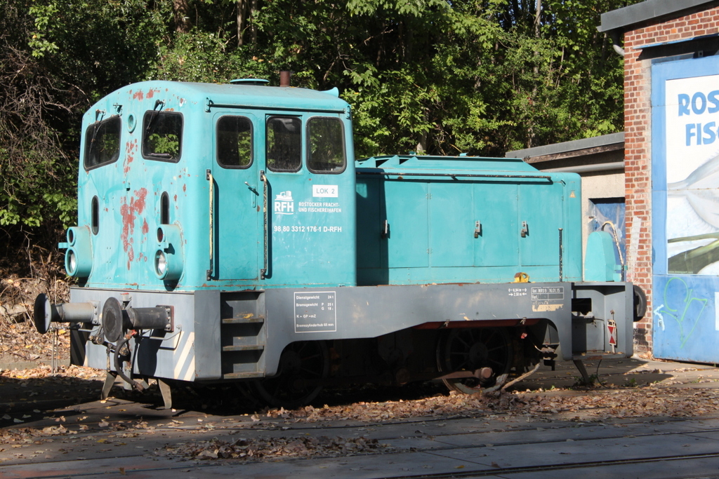 312 176-1 stand am Morgen des 18.08.2018 vor dem Lokschuppen im Rostocker Fracht und Fischereihafen.