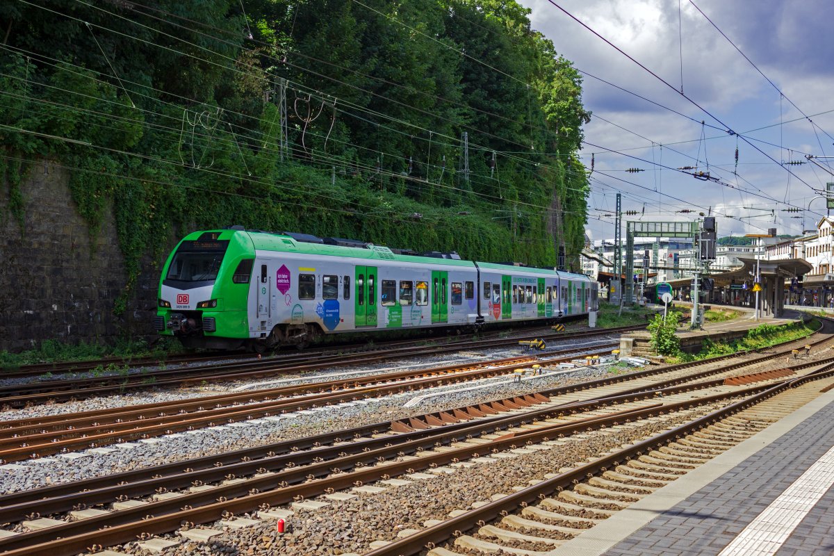 3429 009 verlsst am 27.07.22 auf der Fahrt in Richtung Hagen den Wuppertaler Hauptbahnhof.