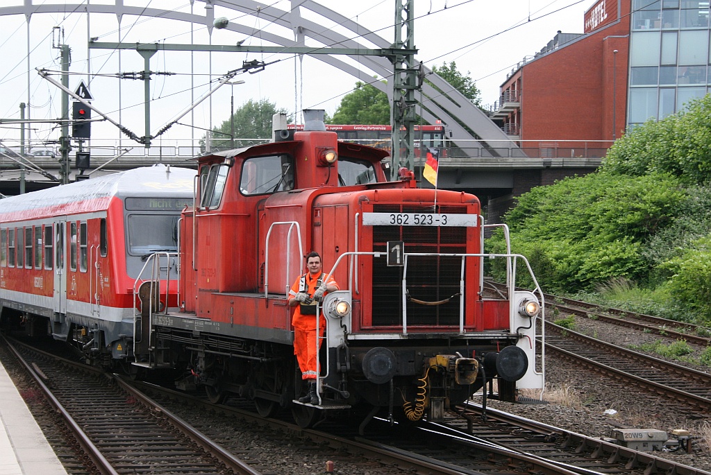 362 523-3 mit freundlichem Rangierer bei der Arbeit im Kieler Hbf. Am Ende des Zuges hing die Kemptener 218 471-1. Kiel Hbf 23.06.2012