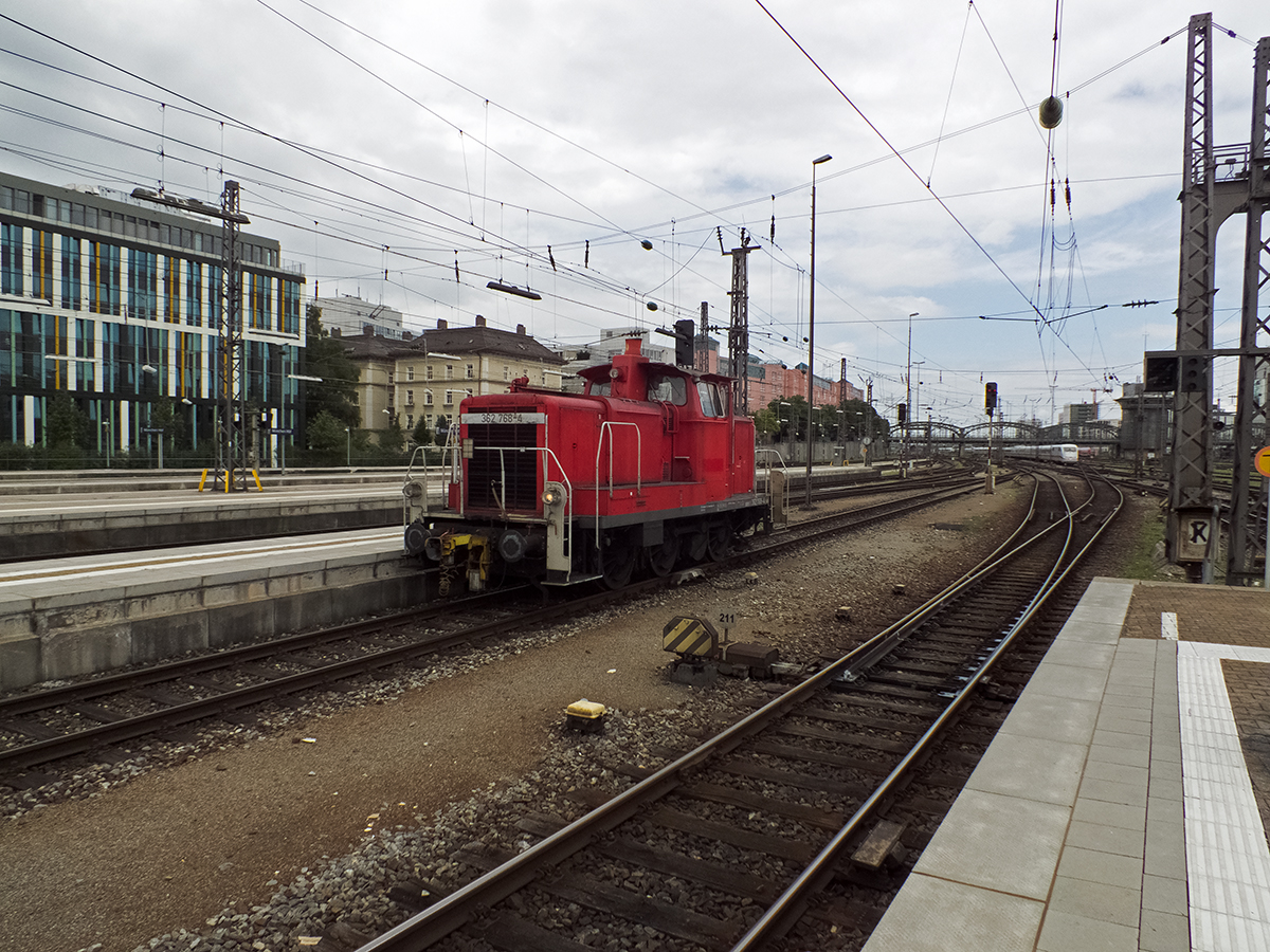 362 768 war am 07.08.14 als  Hofhund  im Münchner Hauptbahnhof tätig und macht sich hier gerade daran, den EC aus Verona umzusetzen.