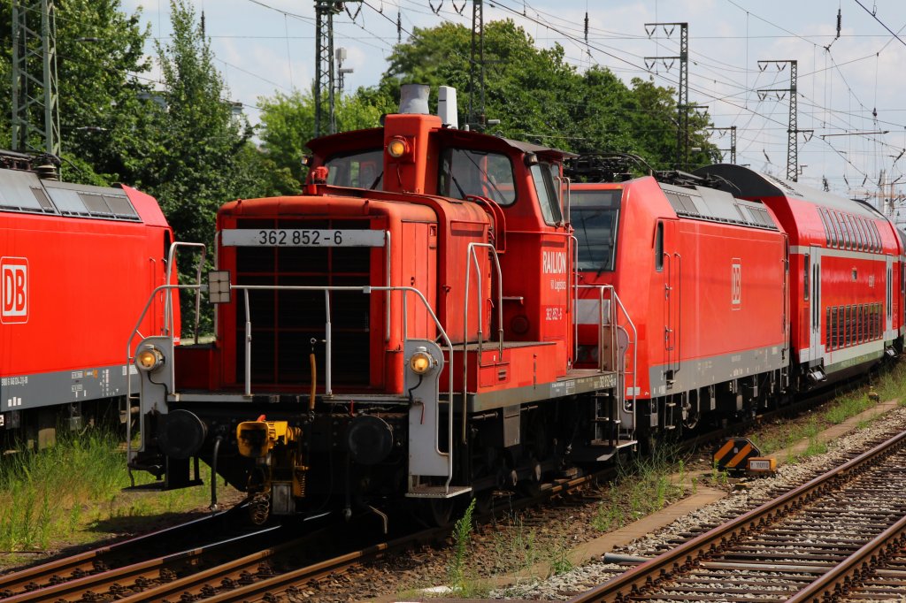 362 852-6 rangiert hier die 146 105-2 und ein paar Dosotos vorbei an der 146 124-3 in die Abstellung Bremen Hbf.