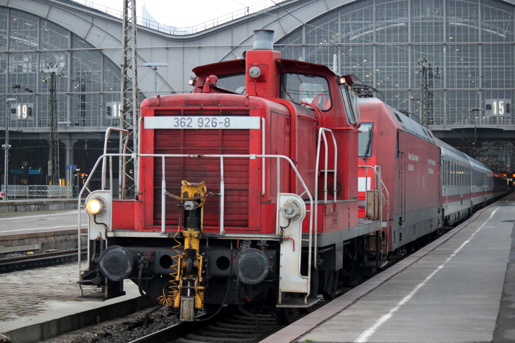 362 926-5 war am Morgen im Leipziger Hbf mit einem IC-Park beschftigt.24.11.2013