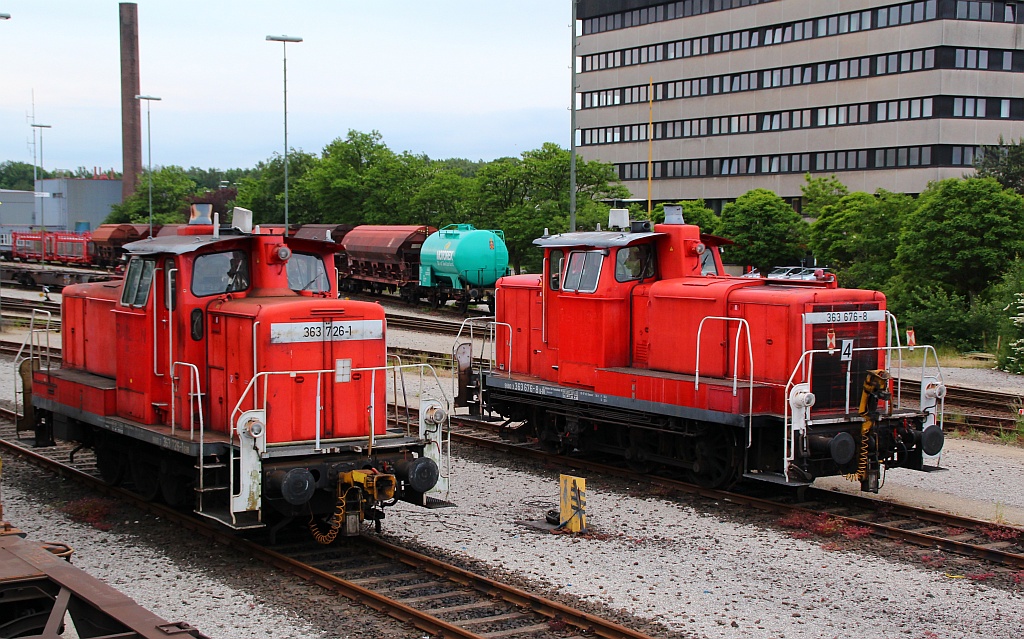 363 676-8 und 726-1 stehen abgestellt im Bereich der Wagenaufbereitung in Maschen. 03.06.12 