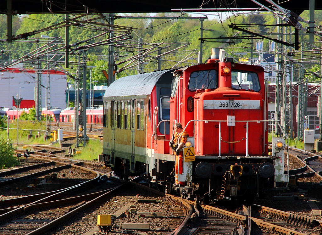 363 726-1 der DB Schenker Rail Hannover in Diensten des Bw Kiel rangiert hier im Bahnhofsbereich des Kieler Hauptbahnhofes mit einem Steuerwagen rum. 17.05.2012 