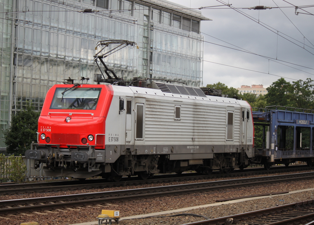 37508-8 mit leeren Autowagen bei der Durchfahrt im Dresdener Hbf. Ziel der Reise sollte wohl Tschechien sein.14.07.2015