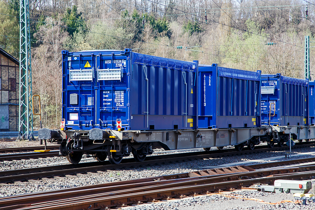 4-achsiger Drehgestell-Containertragwagen der Gattung Sgmnss, 33 85 4578 045-8 CH-HUPAC, der HUPAC AG, beladen mit 2 Stück 30 Fuß Spezialcontainer, am 24.03.2021 im Zugverband bei der Durchfahrt in Betzdorf (Sieg) in Richtung Köln.

TECHNISCHE DATEN:
Hersteller: Ferriere Cattaneo SA (Schweiz)
Spurweite: 1.435 mm
Länge über Puffer: 17.340 mm
Drehzapfenabstand: 12.200 mm
Achsabstand in den Drehgestellen: 1.800 mm
Laufraddurchmesser: 920 mm (neu)
Ladelänge: 16.000 mm
Höhe der Ladeebene über S.O.: 1.115 mm
Eigengewicht: 16.500 kg
Max. Zuladung bei Lastgrenze S: 73,5 t (ab Streckenklasse D)
Max. Zuladung bei Lastgrenze SS: 63,5 t (ab Streckenklasse C)
Max. Geschwindigkeit: 100 km/h (Lastgrenze SS und leer 120 km/h)
Kleinster befahrbarer Gleisbogen: R 75 m 
Bremse: KE-GP-A 
Bremssohle: Jurid 816M
Feststellbremse: Ja
Verwendungsfähigkeit: TEN GE