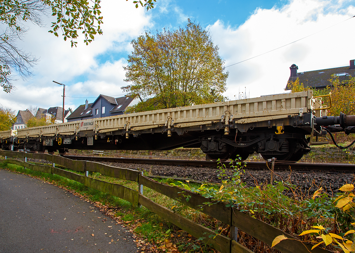 
4-achsiger Drehgestellflachwagen, mit Stahlboden, Seitenklappen , Stirnwandklappen und mit UIC-Drehrungen, 37 80 3988 003-4 D-ERD, Gattung Rens 192 B, der Eiffage Rail Deutschland GmbH, am 04.11.2020 im Zugverband in Herdorf.

Der Wagen wurde 2017 von Transwagon  AD in Burgas (Bulgarien) unter der Fabriknummer 49068 gebaut.

TECHNISCHE DATEN:
Spurweite: 1.435 mm (Normalspur)
Gattung/Bauart: Rens – Bauart 192 B
Anzahl der Achsen: 4 in 2 Drehgestellen
Länge über Puffer: 19.900 mm
Drehzapfenabstand:  14.860 mm
Achsabstand in den Drehgestellen: 1.800 mm
Eigengewicht: 24.900 kg
Ladelänge: 18.400 mm
Ladebreite: 2.650 mm
Ladefläche: 49,0 m²
Maximale Ladegewicht: 65,1 t (Streckenklasse D)
Höchstgeschwindigkeit: 100 km/h (beladen) / 120 km/h (leer)
Kleinster befahrbarer Gleisbogenhalbmesser: R 75 m
Feststellbremse: ja
Bauart der Bremse: KE – GP – A (K) – 12”
Bremssohle: C 810
Besonderheiten: Boden aus 8 mm Stahlblech 
Intern. Verwendungsfähigkeit:  TEN-GE

