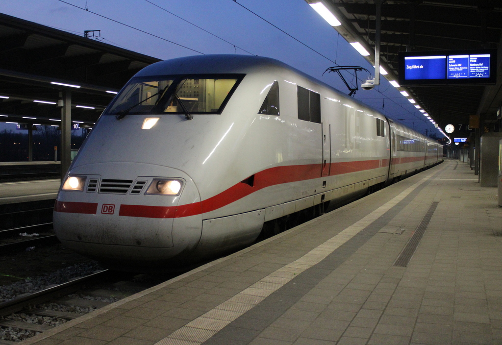 401 018-7 stand am Abend des 10.02.2025 als ICE 1074(Hamburg-Greifswald)im Rostocker Hbf.