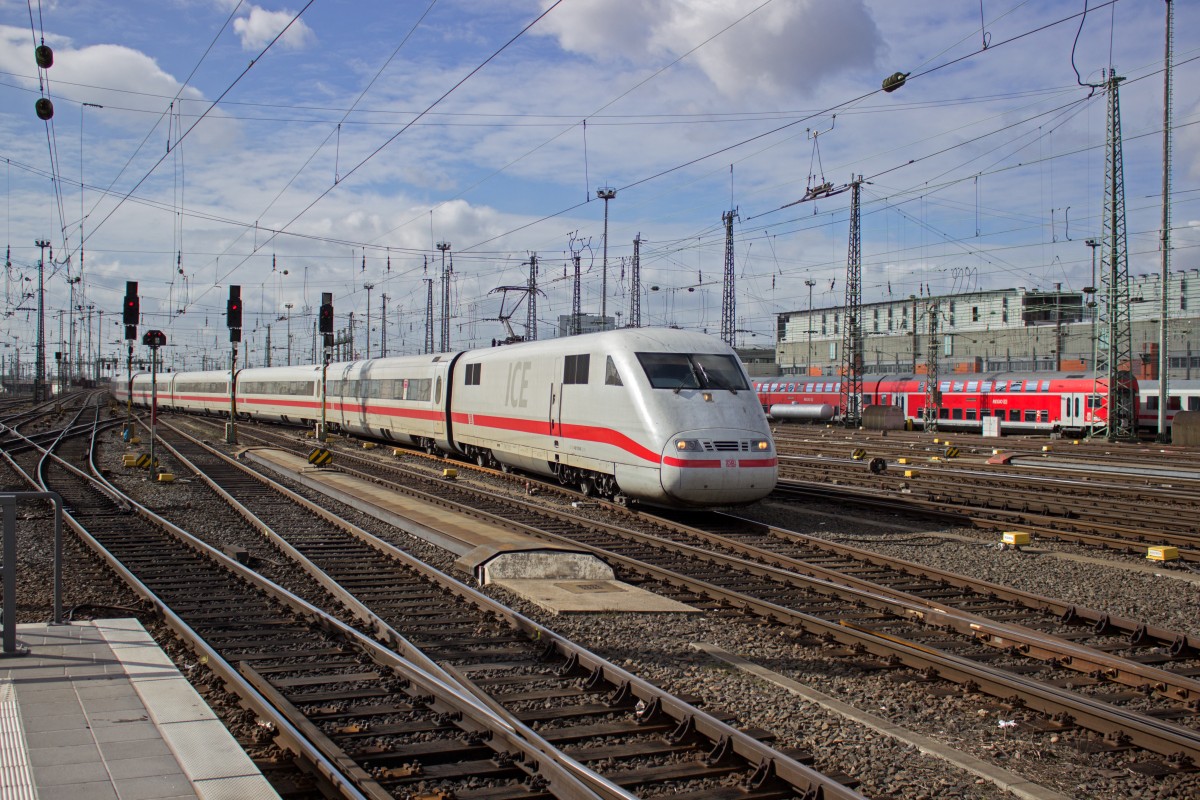 401 018 fährt in Frankfurt ein, 03.03.15.