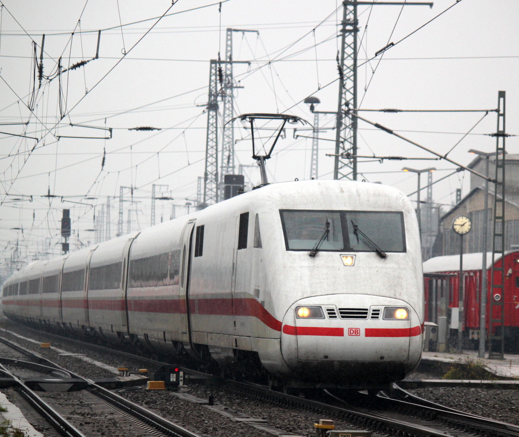 401 060-9 als ICE 692 von Stuttgart nach Berlin Hbf(tief)bei der Einfahrt im Bahnhof Stendal.05.10.2013