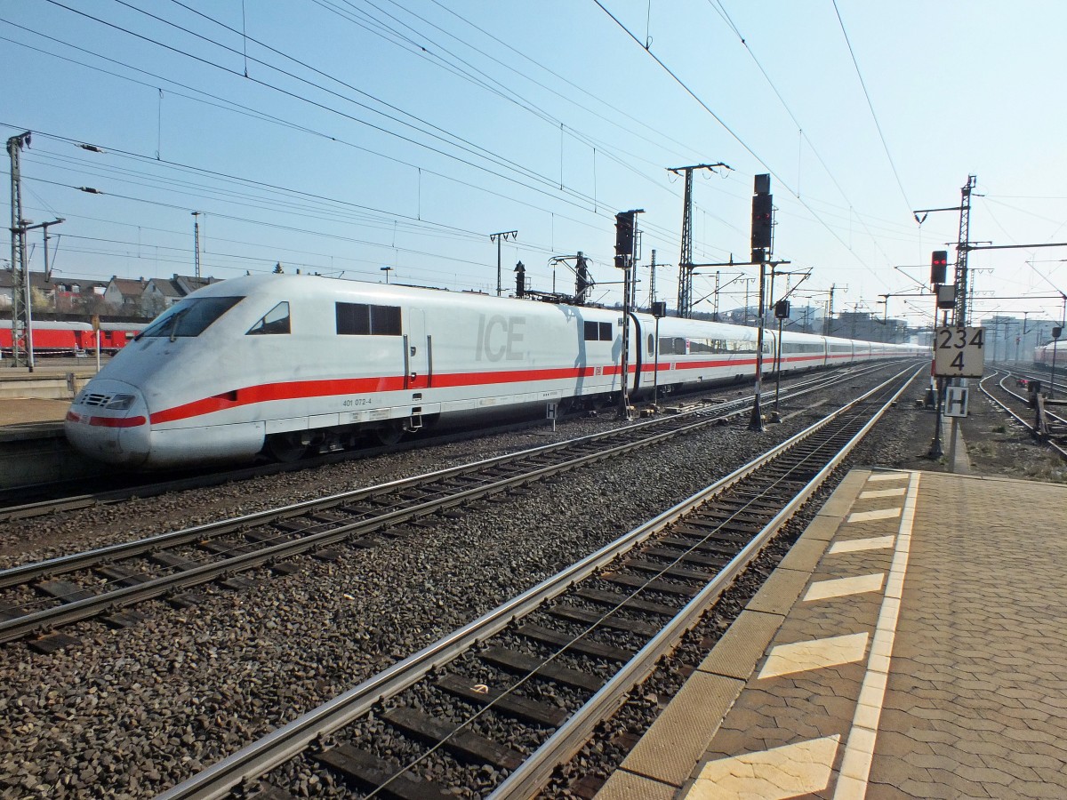 401 072 durchfährt am 14.3.14 den Bahnhof Fulda, der Teil der Schnellfahrstrecken Hannover-Würzburg ist.