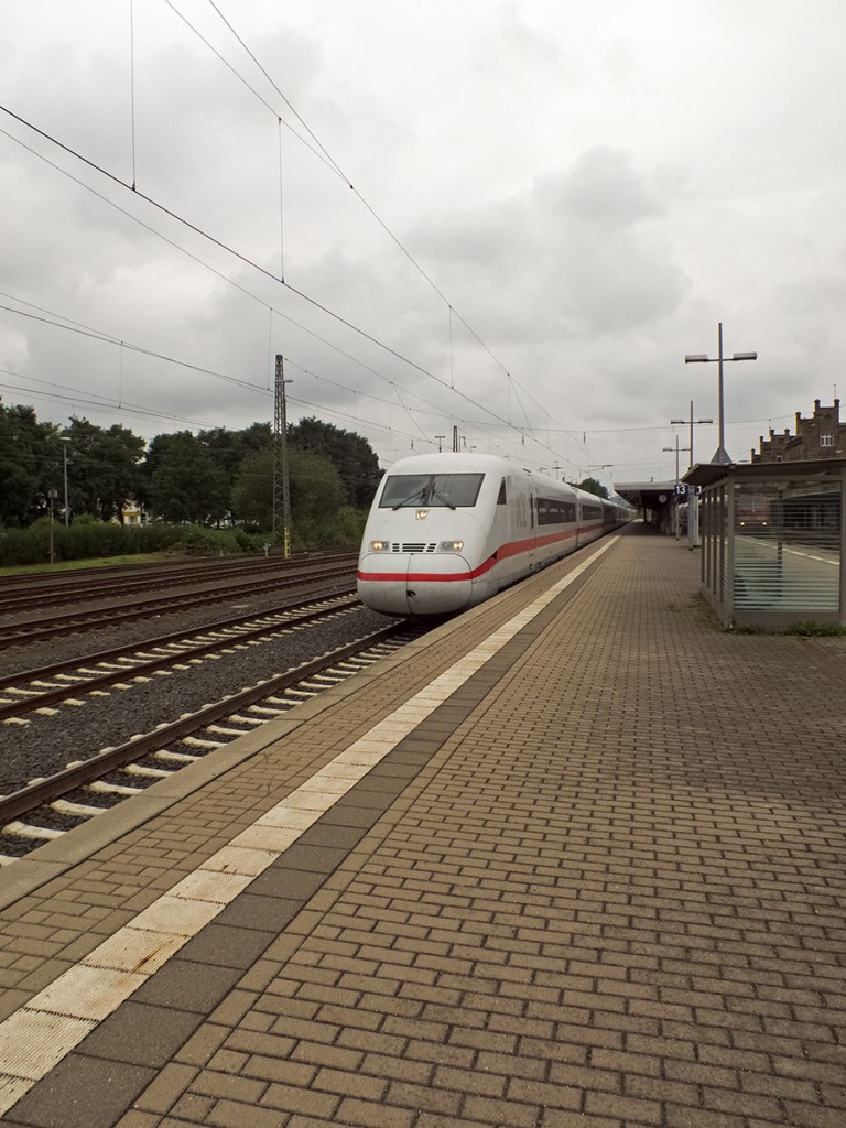 402 035 und 034 eilen am 10.09.14 als ICE nach Berlin Ostbahnhof durch Minden. Der hintere von beiden, 402 034, heißt Minden. Die Mindener können sich also zwar über einen nach ihrer Stadt benannten ICE freuen, nicht aber über einen ICE-Halt, wenn man ein in den frühen Morgen-/späten Abendstunden verkehrendes Zugpaar Basel - Hannover außer Acht lässt.