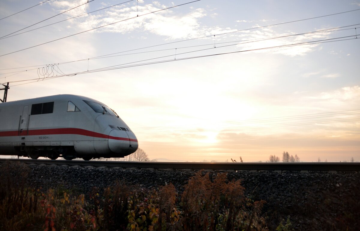 402 043-4 in Neu-Ulm Pfuhl bei Sonnenaufgang am 21.11.2009.