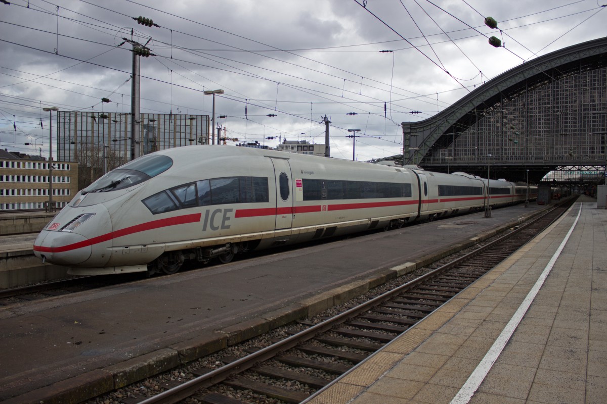 403 004, der seit Jahren im Triebzug 322 fremdfährt, steht am 25.02. in Köln.