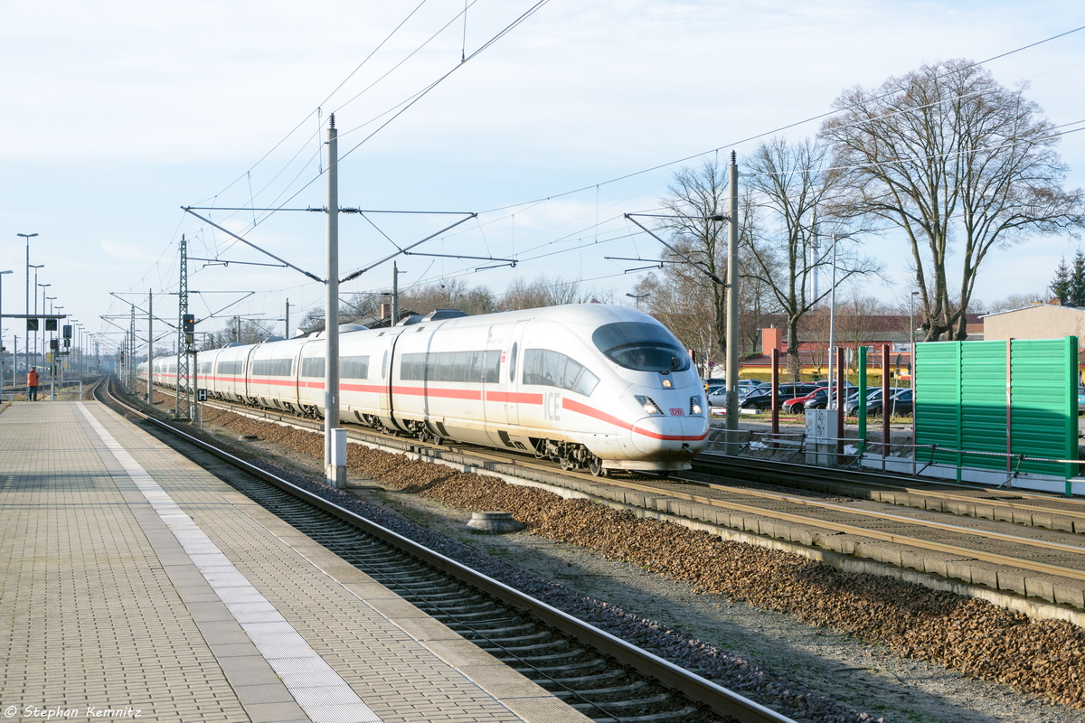 403 518-4  Münster (Westf.) als ICE 555 von Bonn Hbf nach Berlin Gesundbrunnen & 403 051-6  Herford  als ICE 545 von Köln Hbf nach Berlin Gesundbrunnen in Rathenow. 19.12.2015