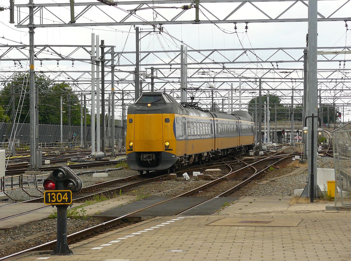 4066 Gleis 8 Utrecht Centraal Station 20-06-2014.

4066 komt binnen op spoor 8 Utrecht Centraal Station 20-06-2014.