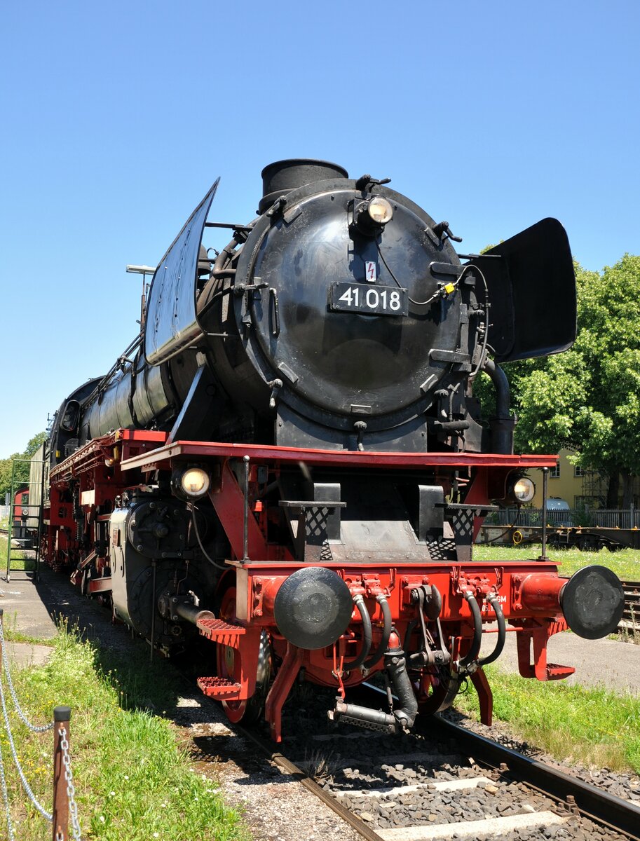 41 018 im Bahnpark Augsburg am 26.06.2022.