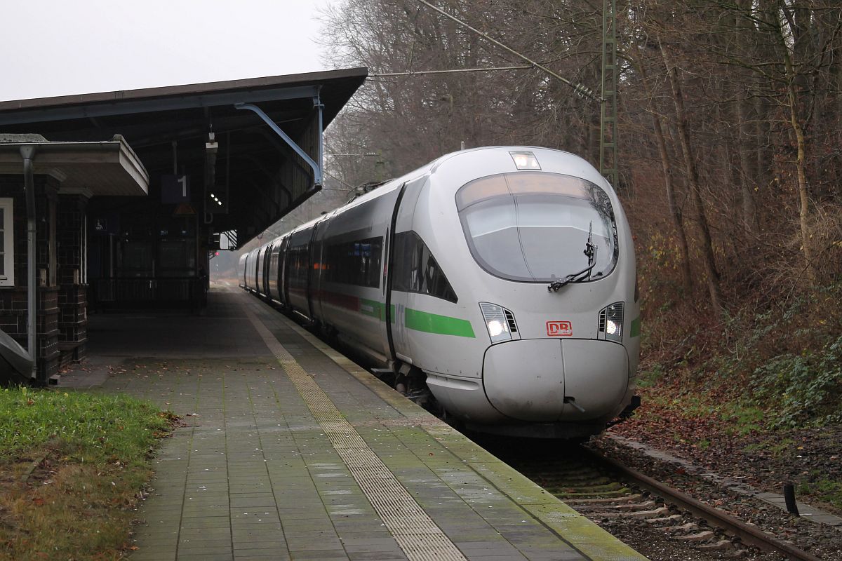 411 059 als erster ICE 1587 Flensburg - München Hbf wartet in Flensburg auf Ausfahrt 18.12.2020