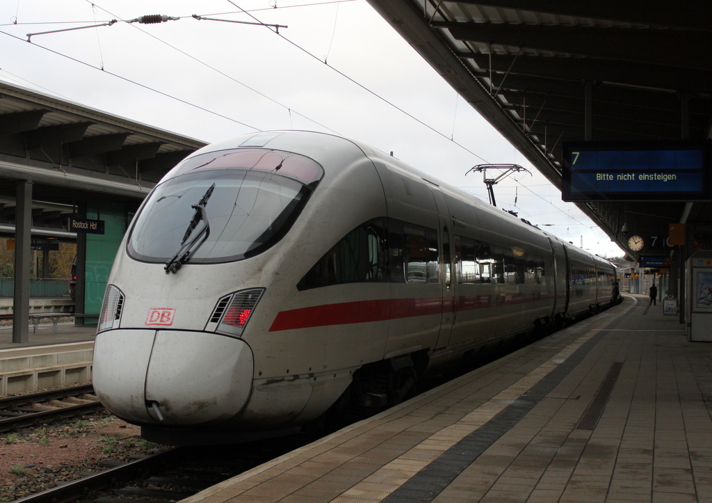 411 067-2 als ICE 1715(Umleiter)von Stralsund Hbf nach Mnchen Hbf kurz nach der Ankunft im Rostocker Hbf.22.11.2015