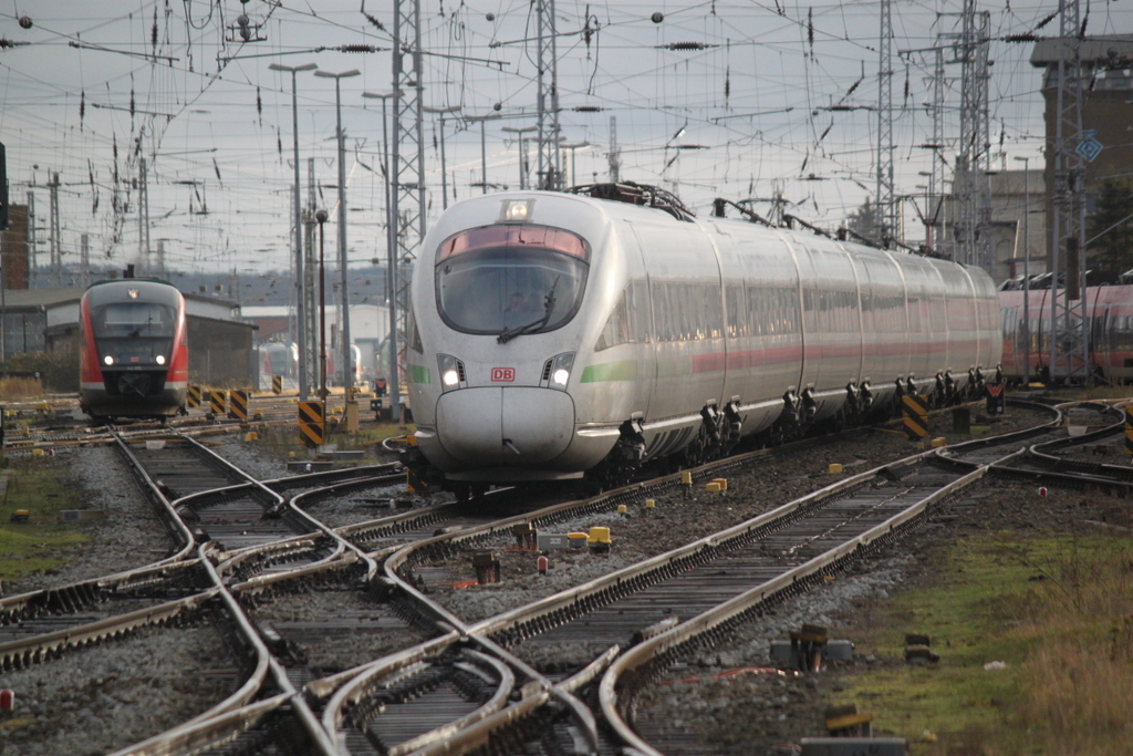 411 502(Neubrandenburg)als ICE 1676 von Kassel-Wilhelmshöhe nach Stralsund Hbf bei der Einfahrt im Rostocker Hbf links nährte sich still und heimlich ne Brüllmücke.27.12.2019