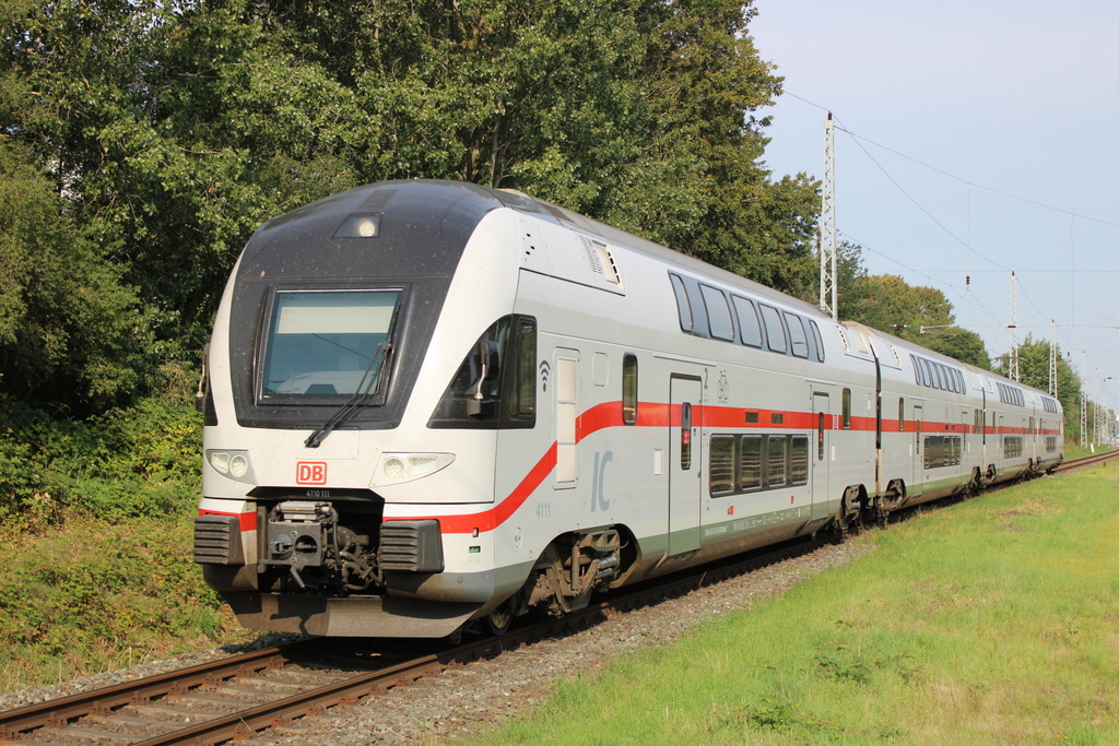 4110 111 als IC 2177(Warnemünde-Dresden)bei der Durchfahrt in Rostock-Bramow.12.09.2020