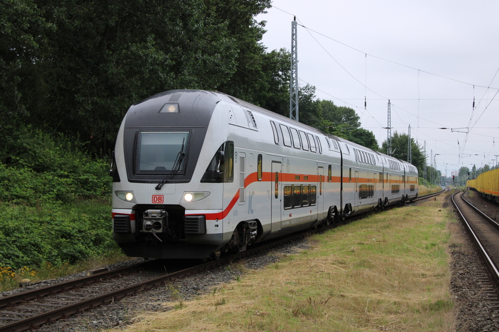 4110 113-6 als IC 2177(Warnemünde-Dresden)bei der Durchfahrt in Rostock-Bramow inklusive Fernlicht für den Fotografen.17.07.2021