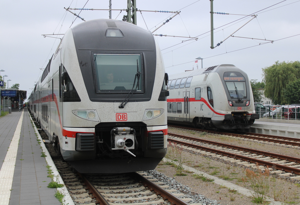 4110 114-4 und IC 2 Doppelstock am 25.05.2024 in Warnemünde.