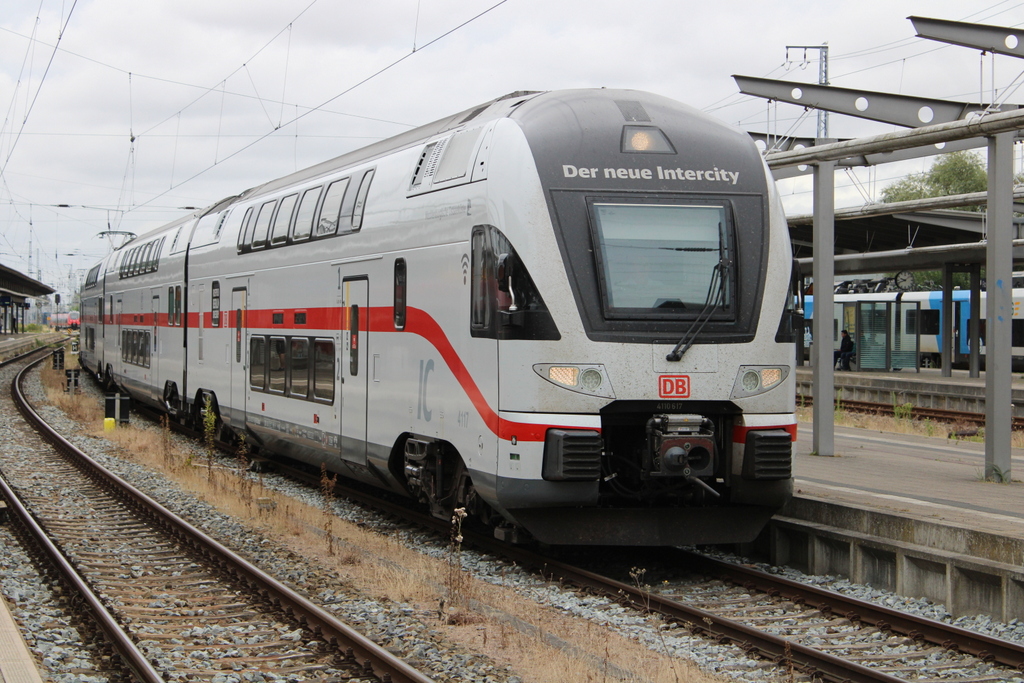 4110 617 als IC 2274 von Berlin-Südkreuz nach Warnemünde bei der Ausfahrt im Rostocker Hbf.17.07.2022