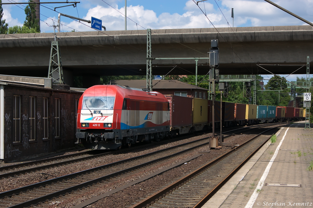 420 12 (223 032-4) EVB - Eisenbahnen und Verkehrsbetriebe Elbe-Weser GmbH mit einem Containerzug, bei der Durchfahrt in Hamburg-Harburg und fuhr in Richtung Maschen weiter. 12.07.2014