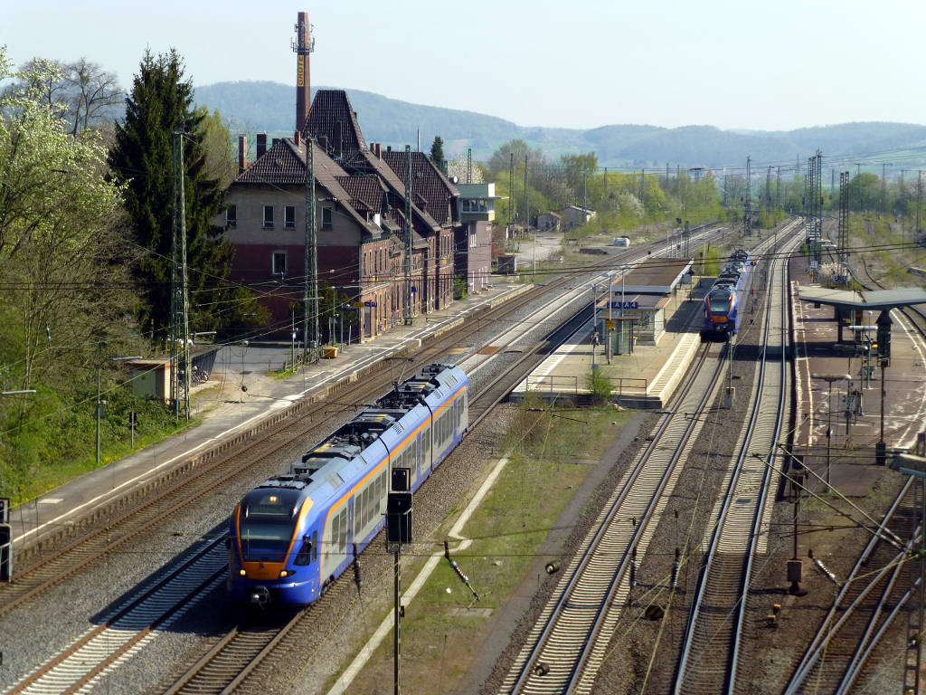 422 052 als R1 nach Kassel fährt am 24.4.15 aus Eichenberg aus, im Hintergrund ein aus R1 und R7 vereinter Zug nach Göttingen.