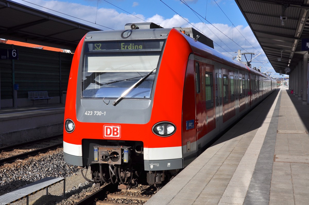 423 730-1  als S 2 der S-Bahn München Richtung Erding wartet am Bahnhof Petershausen auf Gleis 5 am sonnigen 03.03.2015 auf Weiterfahrt. (Drinnen wurde gerade geputzt.)