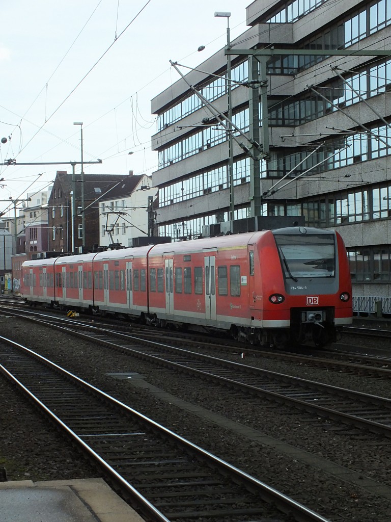 424 004 wartet am 7.1.14 als S4 nach Bennemühlen im Abstellgleis des Hannoveraner Hauptbahnhofes auf seine Abfahrt.