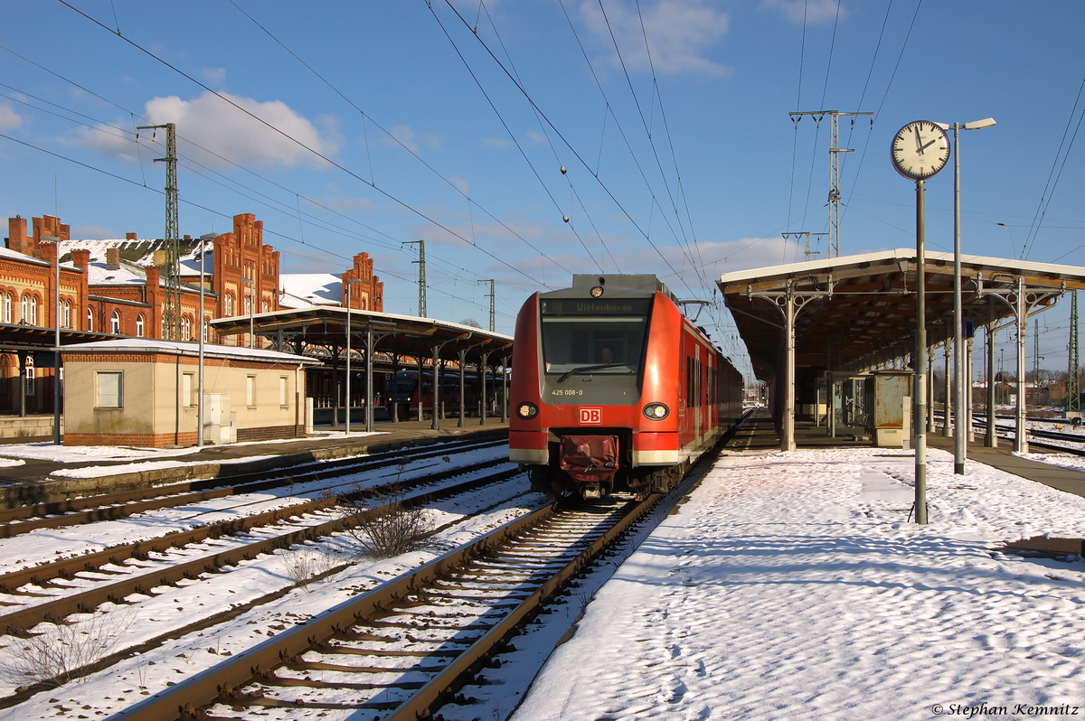 425 008-0 als RB31/S1 (RB/S 17820) von Schönebeck-Bad Salzelmen nach Wittenberge, bei der Ausfahrt aus Stendal. 05.02.2015