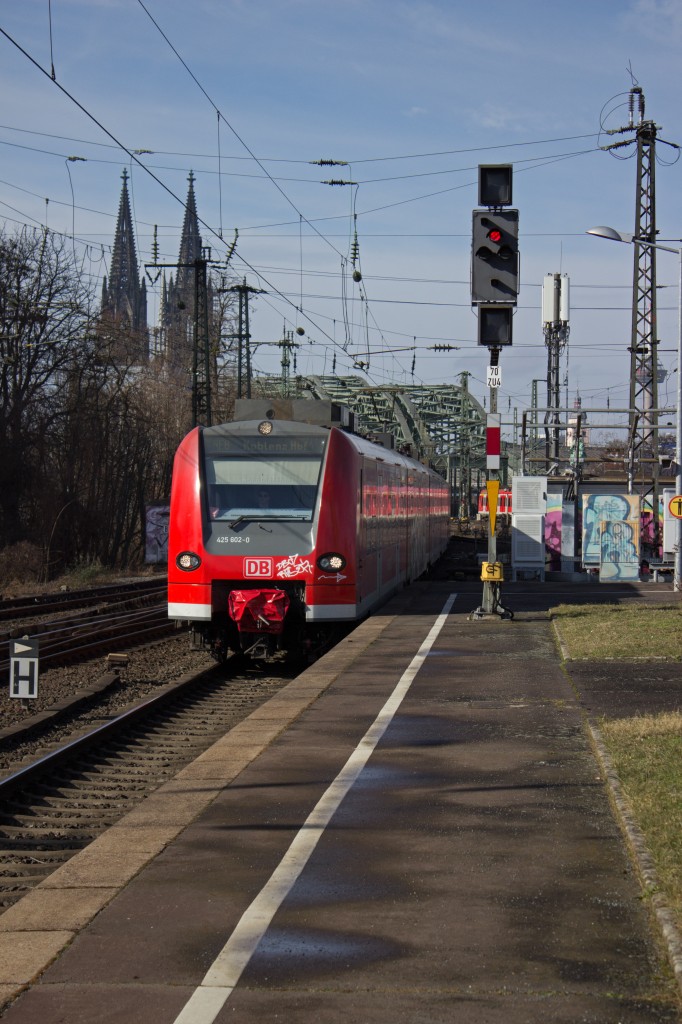 425 102 und 107 fahren am 25.02. auf dem Weg von Mönchengladbach nach Koblenz in Köln Deutz ein.