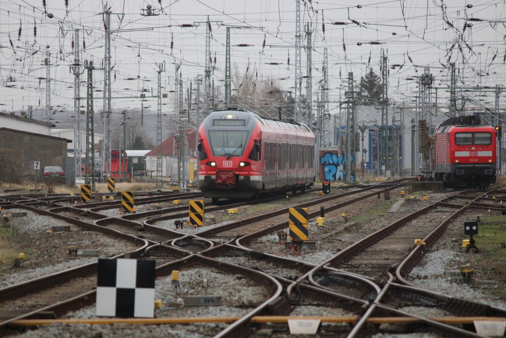 429 528-3(Hansestadt Stralsund)und 112 118 am 31.01.2020 im Rostocker Hbf.