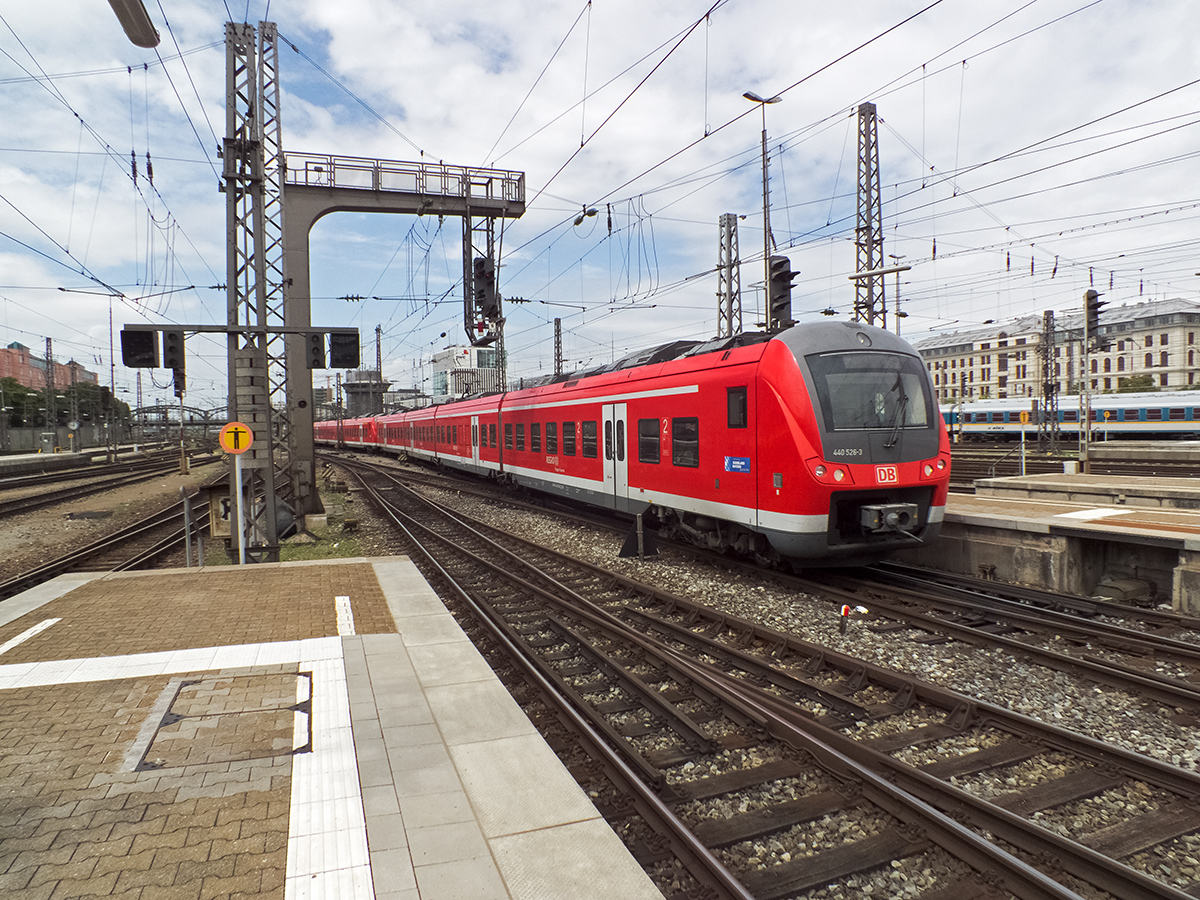 440 026 und 022 fahren am 07.08.14 als RegionalExpress aus Ulm in München ein.