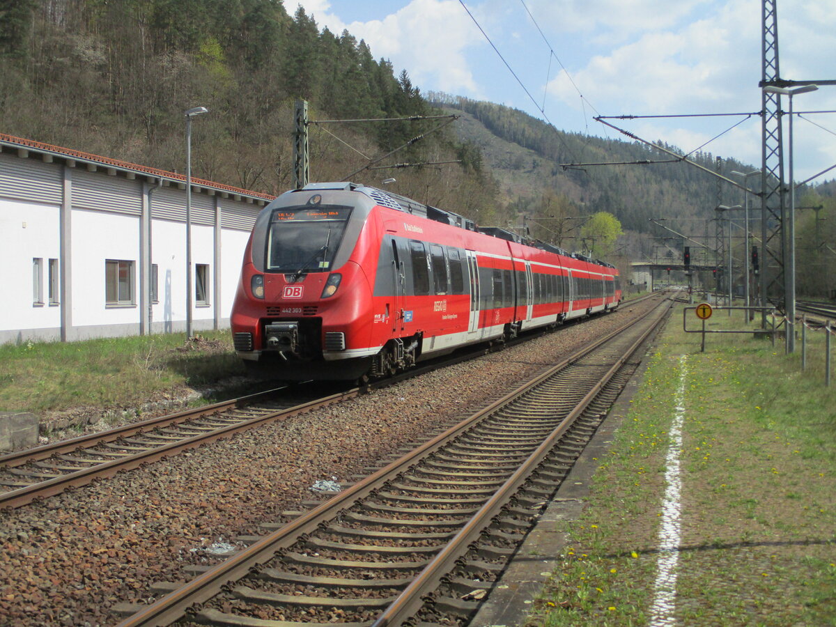 442 303 kam,am 28.April 2022,im ehemaligen Grenzbahnhof Probstzella,an.