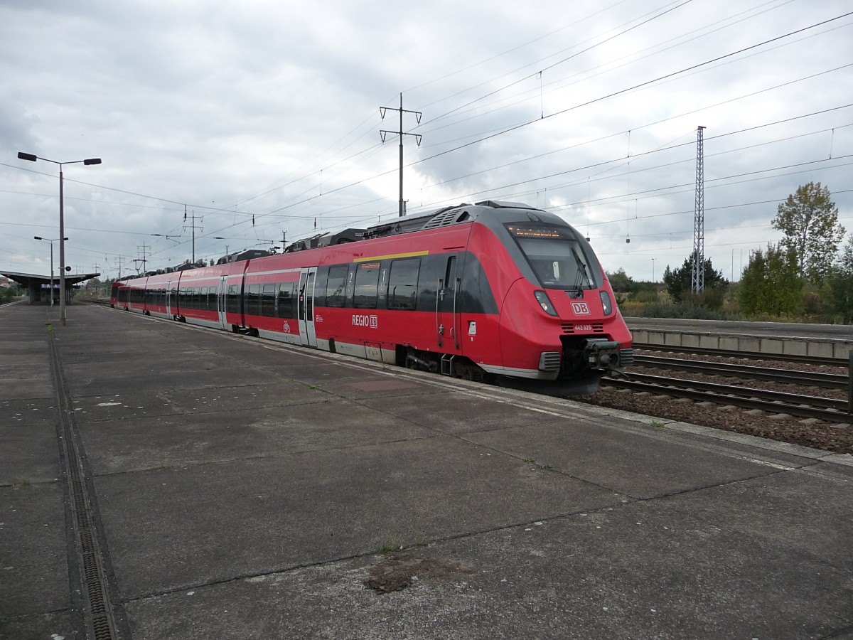 442 325 verl�sst am 7.10.13 Sch�nefeld Flughafen.
RE7 -> Berlin-Friedrichstra�e