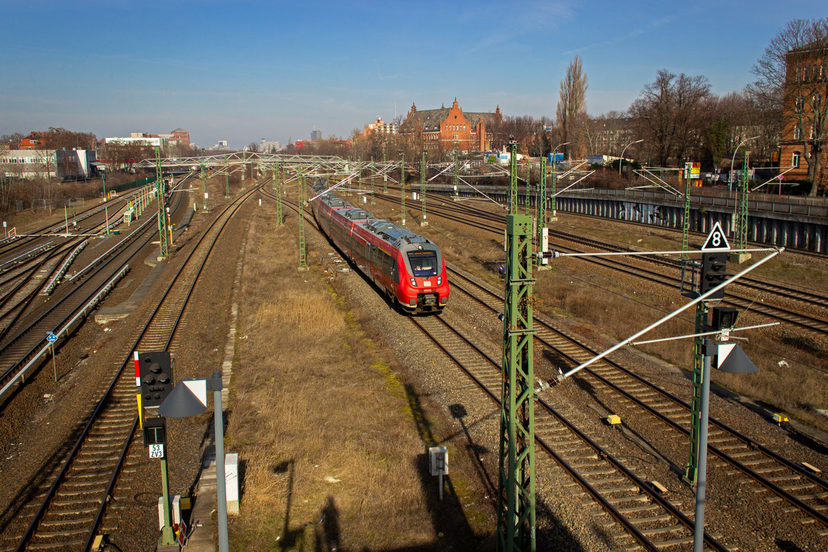 442 333 und ein weiterer TALENT II-Triebwagen erreichen am 25.02.19 als RB10 ihren Zielbahnhof Berlin-Sdkreuz.