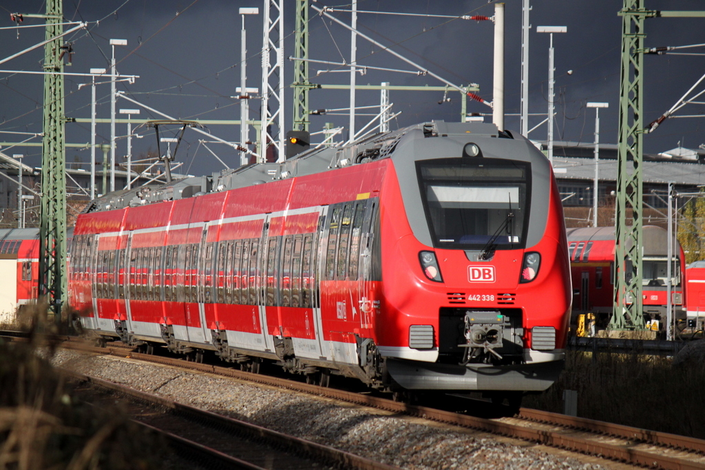 442 338-0 als S3 von Gstrow nach Rostock Hbf bei der Einfahrt im Rostocker Hbf.im Hintergrund kam dann schon der nchste Regenschauer.10.11.2013