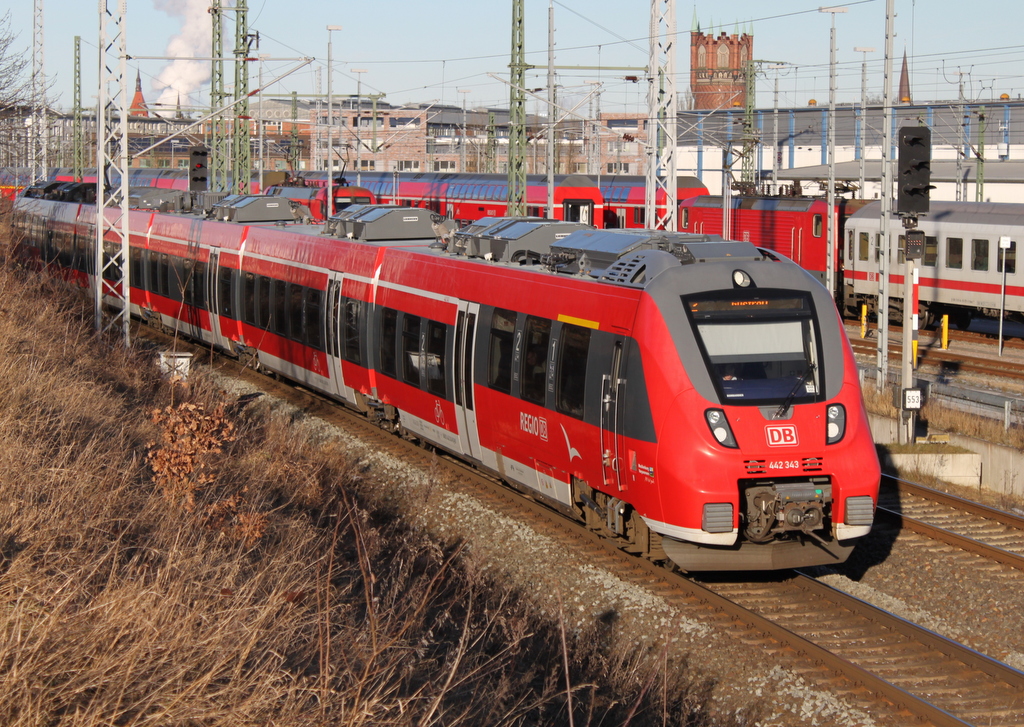 442 343 als S2(Warnemnde-Gstrow)bei der Ausfahrt im Rostocker Hbf.06.01.2017