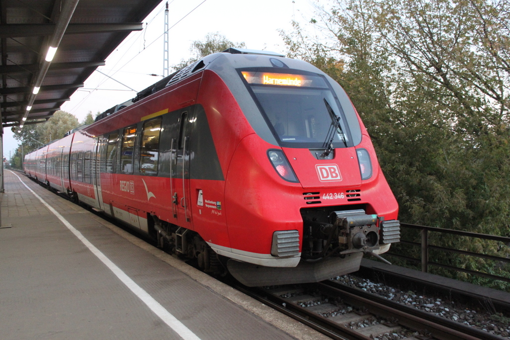 442 346 als S1(Rostock-Warnemünde)kurz vor der Ausfahrt um 07:24 Uhr im Haltepunkt Rostock-Holbeinplatz.12.10.2018