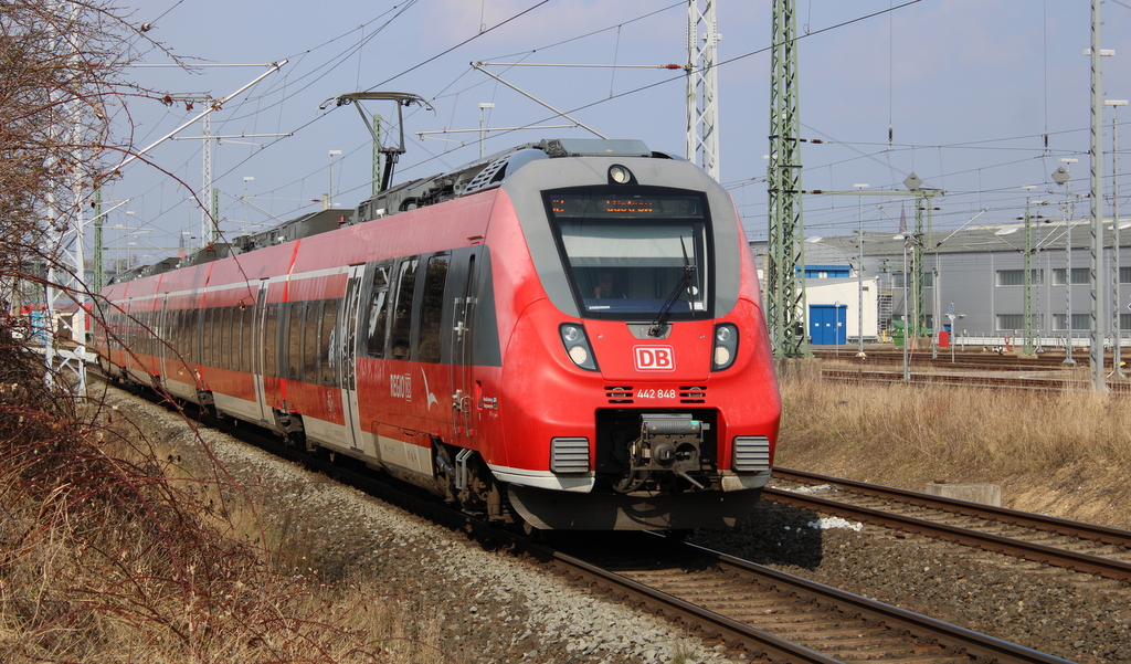 442 348 als S2(Warnemünde-Güstrow)bei der Ausfahrt im Rostocker Hbf.26.03.2021