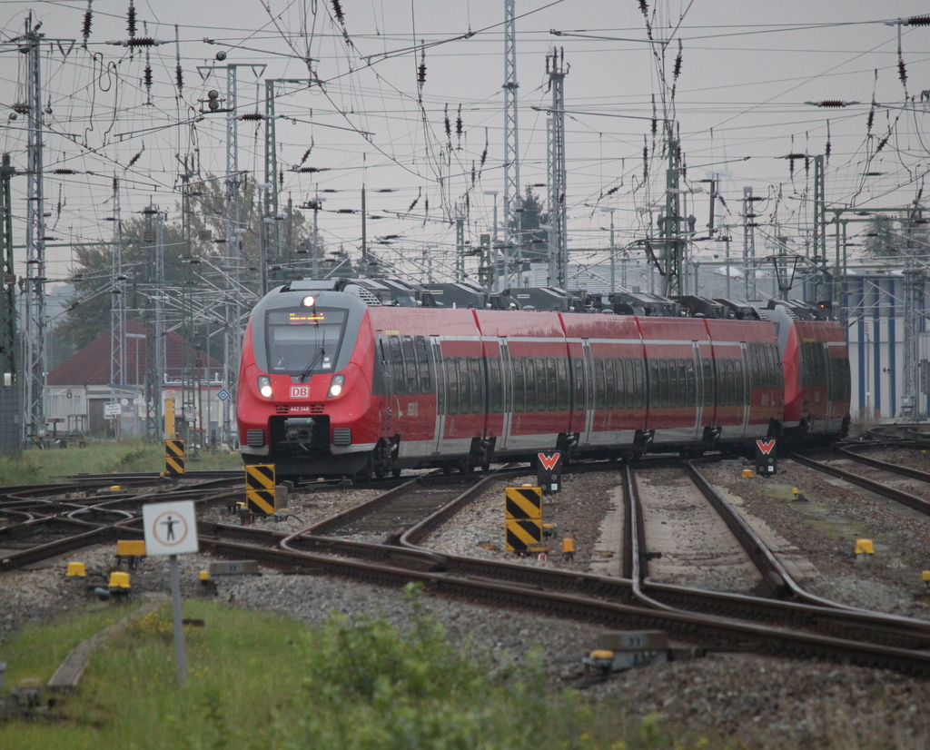 442 348+442 323/823 als RE 18490 von Berlin Hbf(tief)nach Warnemünde bei der Einfahrt im Rostocker Hbf.14.10.2017 Die Mitfahrt auf dem Teilstück bis Warnemünde war gemütlich mit Gruppenkuscheln angesagt. 