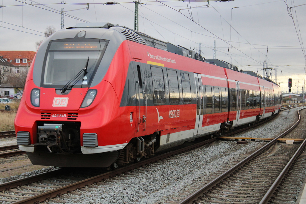 442 349  Hanse- und Universitätsstadt Rostock stand am Nachmittag des 15.01.2021 als Nicht einstigen im Rostocker Hbf.