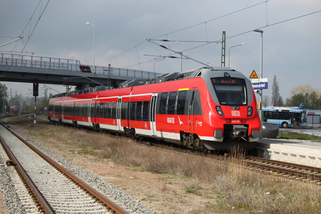 442 351 als S2(Warnemnde-Gstrow)bei der Ausfahrt in Warnemnde Werft.01.05.2015