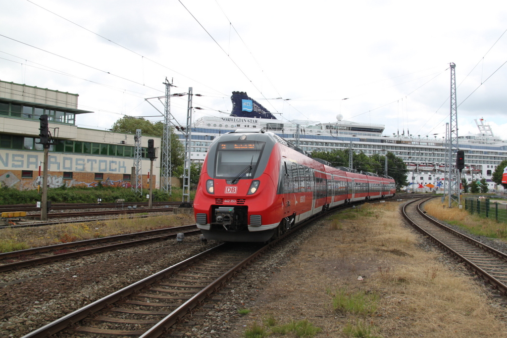 442 353 als S1(Rostock-Warnemünde)bei der Einfahrt in Warnemünde im Hintergrund lag das Kreuzfahrt-Schiff Norwegian Star.26.06.2016