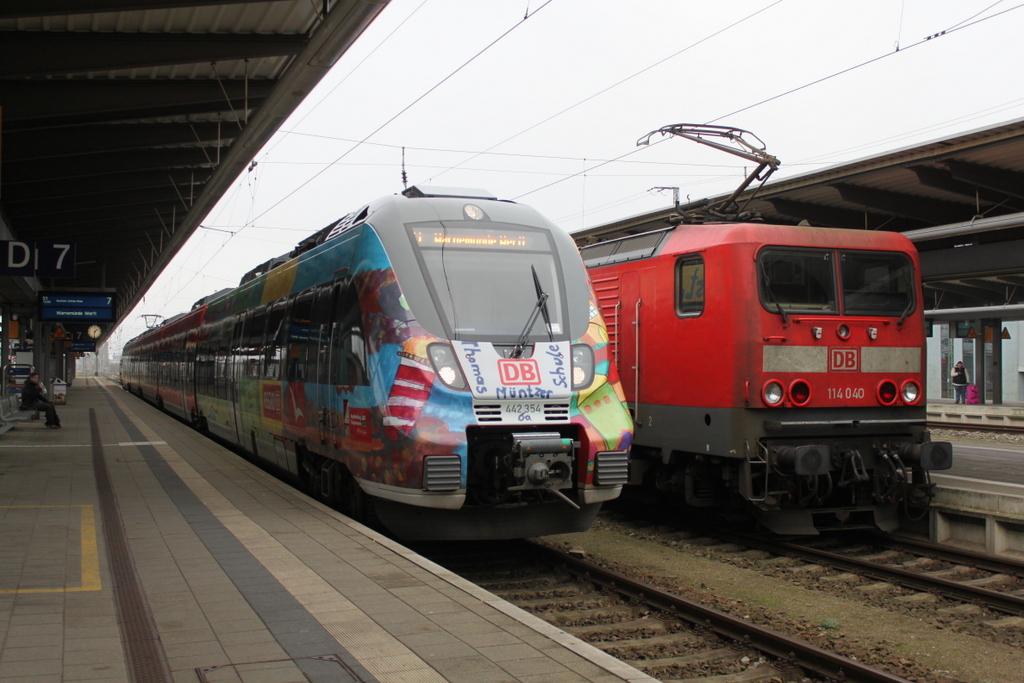 442 354-7 als S1 von Rostock Hbf nach Warnemnde Werft kurz vor der Ausfahrt im Rostocker Hbf neben an stand 114 040.(27.11.2015)